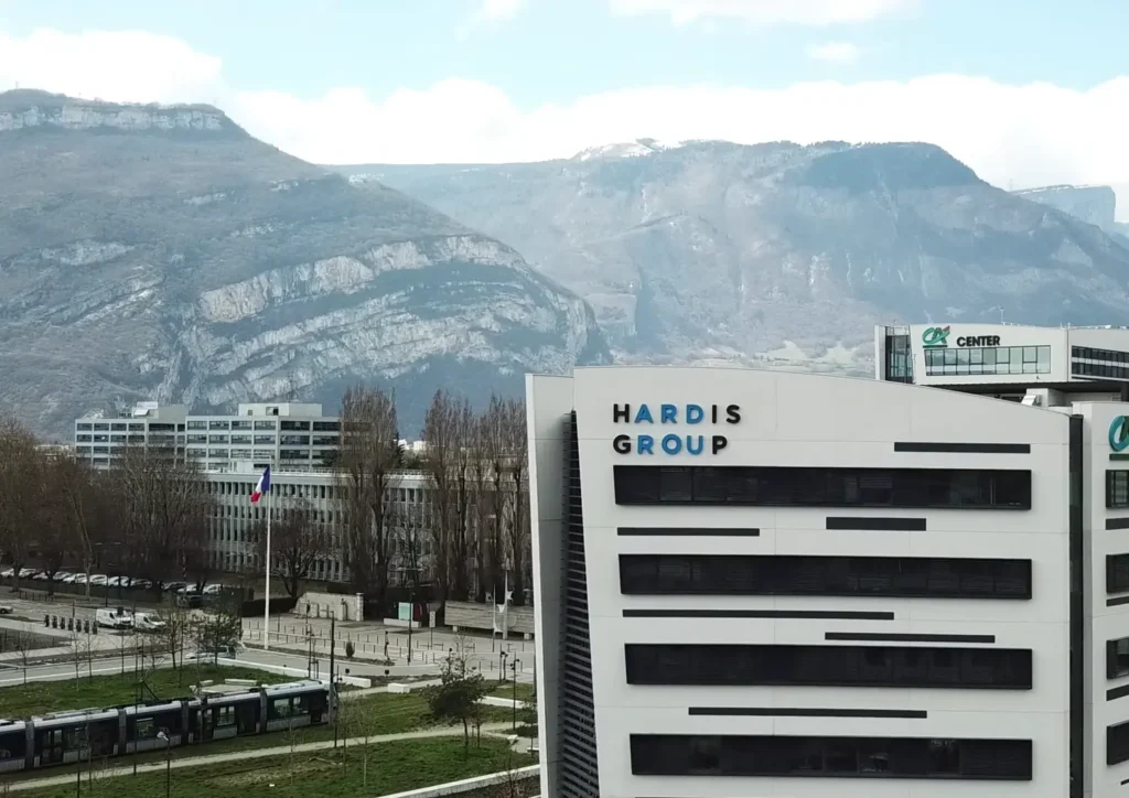 Batiment avec le logo Hardis Group en facade